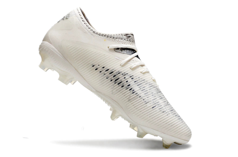 Chuteira Puma Future 8 Ultimate Low Campo FG - Branco/Preto